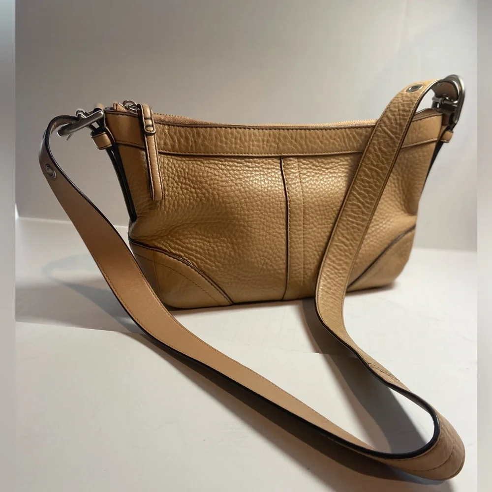 Coach~Vintage~Madison~Tan~Soft
Pebbled Leather~Shoulder Bag~Top Zipper Closure - Picture 13 of 14